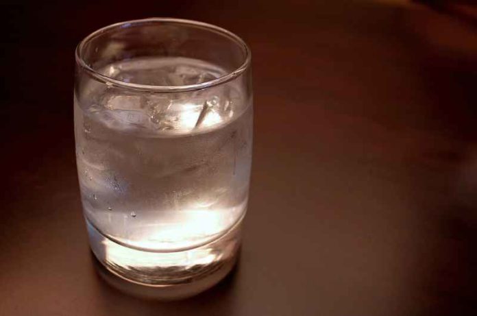 Read more about the article Will Eight Daily Cups of Water Help Weight Loss?
