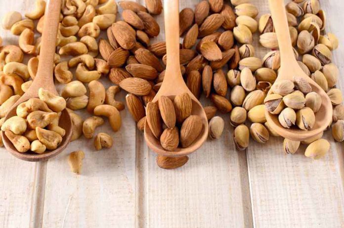 Read more about the article Eating More Nuts May Reduce Risks of Mortality