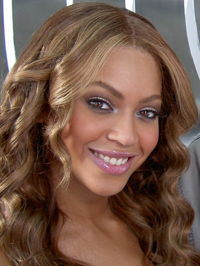 Beyonce in 2004 cropped